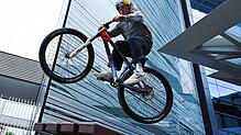 Der Mountainbike-Profi Erik Fedko zeigt auf dem Frankfurter Messegelände im Vorfeld der Eurobike sein Können. Die Messe findet hier nach ...
