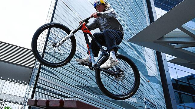 Der Mountainbike-Profi Erik Fedko zeigt auf dem Frankfurter Messegelände im Vorfeld der Eurobike sein Können. Die Messe findet hier nach ...