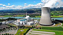 Luftaufnahme des Kernkraftwerks Leibstadt. Rechts der 144 Meter hohe Kühlturm, im Zentrum der kuppelförmige Reaktorbau, im Hintergrund ...