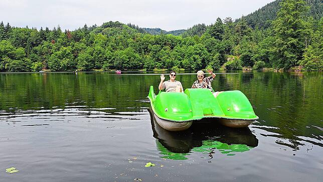 Madleen Kraus und Iulia David aus Schopfheim genießen die Tretbootfahrt auf dem Bergsee.