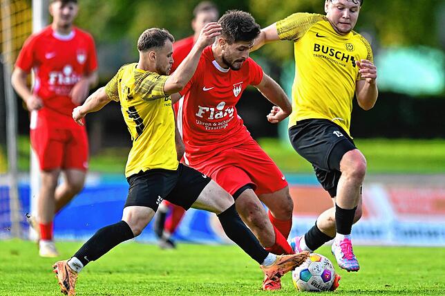 Erstes Saisontor: Neuzugang Urtan Aliaj vom FC Tiengen 08 (Mitte) setzte sich gegen die Abwehr des SC Wyhl durch und erzielte kurz vor ...
