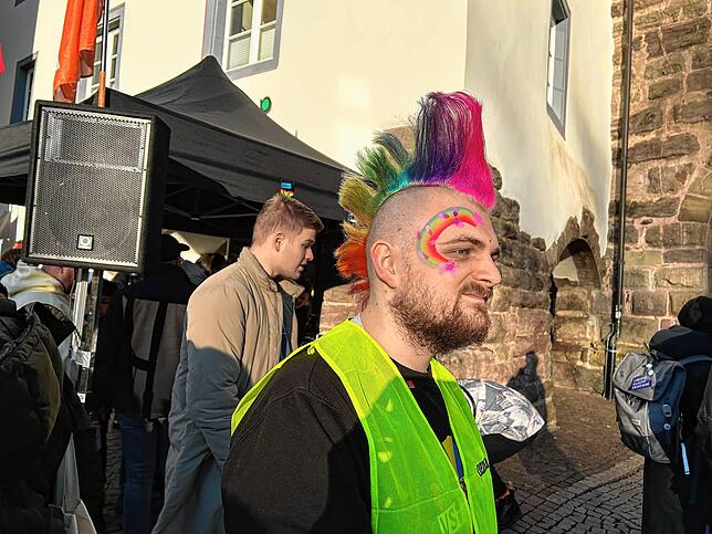 Tim Sickinger möchte Farbe bekennen und setzt das Thema „VS ist bunt“ kreativ um.