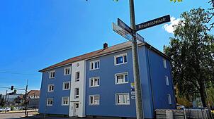 Mehr als ein halbes Jahr nach dem Großeinsatz der Feuerwehr in der Kreuzensteinstraße sind am Mehrfamilienhaus noch Restarbeiten nötig.