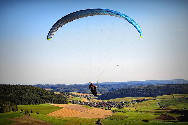In Richtung Hondingen startet dieser Gleitschirmflieger seinen Flug am Fürstenberg,