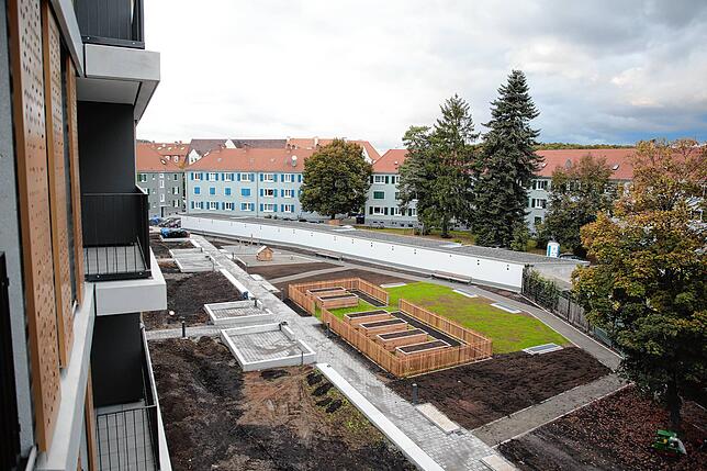 Und so sieht die Gartenanlage von oben aus: Blick von einem Balkon auf der Gartenseite.