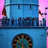 Zu spät: Die Narrenzünfte aus Überlingen (hier in einem Archivbild bei einem Treffen 2017 auf dem Münsterturm) und aus Meersburg stellen ...