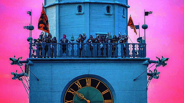 Zu spät: Die Narrenzünfte aus Überlingen (hier in einem Archivbild bei einem Treffen 2017 auf dem Münsterturm) und aus Meersburg stellen ...