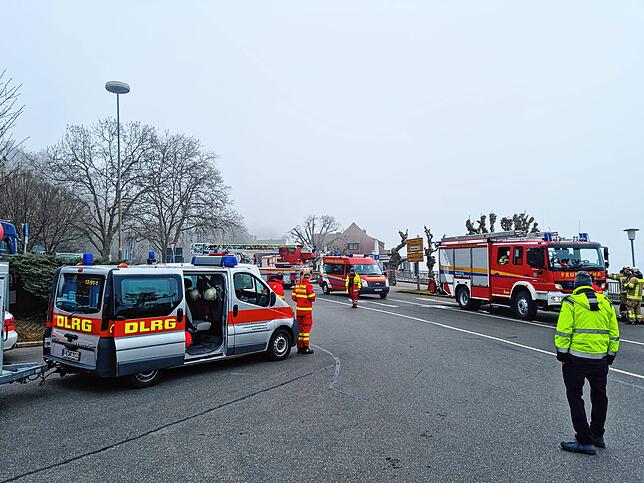 DLRG, Feuerwehr, Wasserschutzpolizei und Polizei waren am 24. Februar in Meersburg im Einsatz.