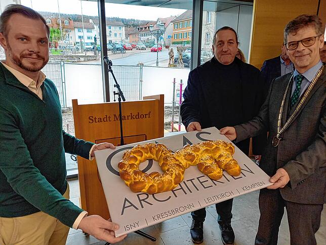 Gute Miene beim Festakt zum sanierten Rathaus: Die Architekten (von links) Georg Schmitz und Dietmar Kathan überreichen Bürgermeister ...