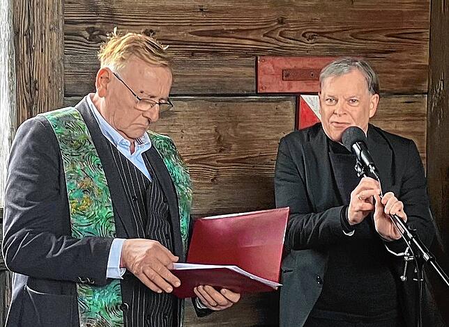 Pfarrer Claudius Stoffel (links) und Pfarrer Gottfried Spieth bei der Segnung des Kunstwerkes.