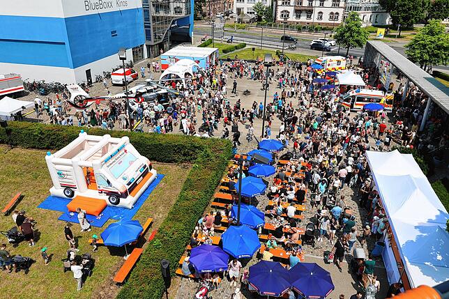Hunderte von Besuchern kommen am Samstag, 19. Juli, zum Jubiläum 50 Jahre Luftrettung Villingen-Schwenningen, das die DRF Luftrettung ...