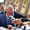 Autogrammstunde: Der britische Prinz Charles (m.) vor dem Brandenburger Tor.