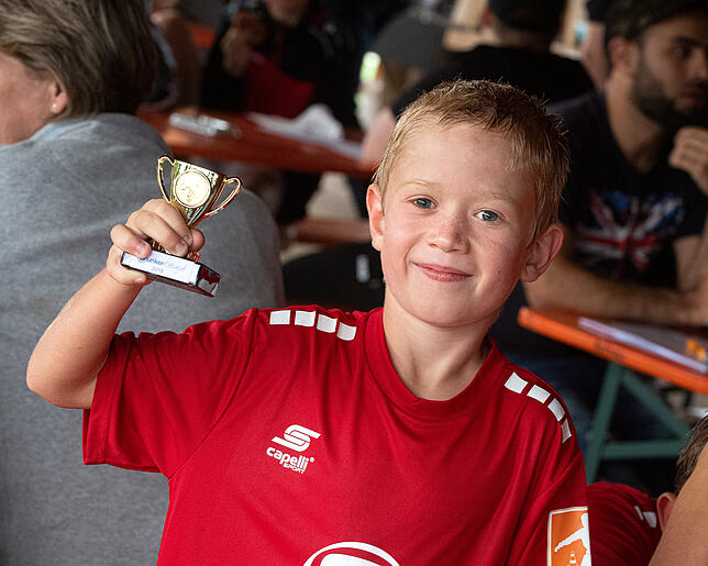 Große Freude: Stolz ist dieser Spieler der Bonndorfer F-Jugend über seinen Pokal.