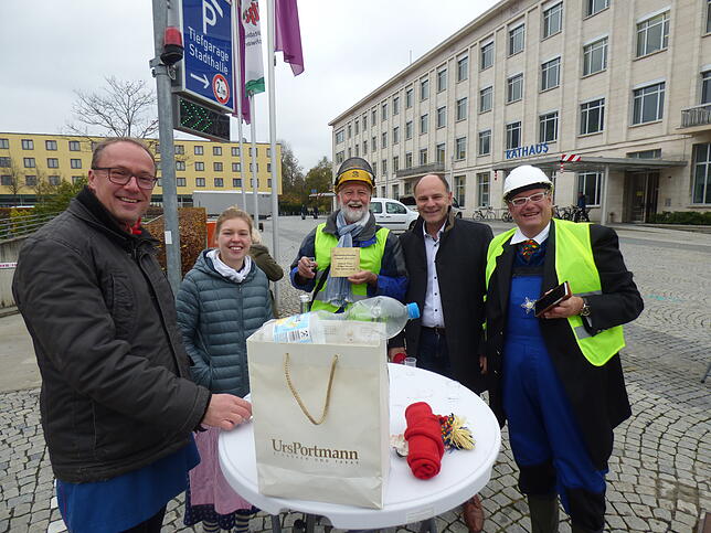 OB Bernd Häusler mit Mitgliedern des Fördervereins.
