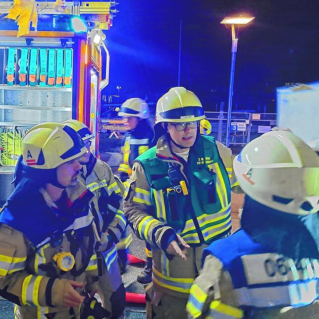 Der Einsatzleiter Dietmar Berger mit der grünen Weste holt sich Informationen von den Gruppenleitern in den blauen Westen ein. Mit dem ...