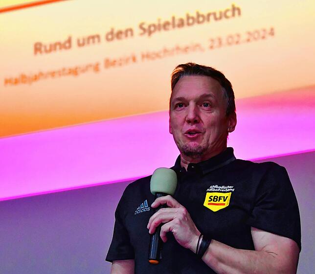 Referat: Alles Wichtige rund um einen Spielabbruch erklärte Ralf Brombacher, Obmann der südbadischen Schiedsrichter, bei der ...