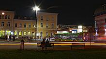 Der Stadtbahnhof Friedrichshafen in den Abendstunden: Hier soll der Kommunale Ordnungsdienst durch Streifengänge ab Juni für mehr ...
