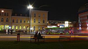 Der Stadtbahnhof Friedrichshafen in den Abendstunden: Hier soll der Kommunale Ordnungsdienst durch Streifengänge ab Juni für mehr ...