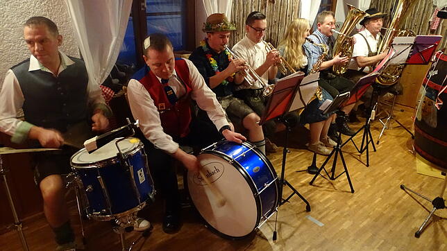 Musik gehört in Disedorf immer dazu: Sieben Riedbachpiraten.