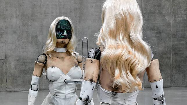 Jordan Wolfsons Installation &bdquo;Female Figure&ldquo; aus dem Jahr 2014. Der Frauenroboter kann sprechen, ferngesteuert werden und ...