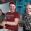 Silvia Minde und Manuel Kress (Mitte) sind die neuen Pächter der Terrasse in Dingelsdorf. Mäx Kessler (links) musste wegen ...