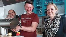 Silvia Minde und Manuel Kress (Mitte) sind die neuen Pächter der Terrasse in Dingelsdorf. Mäx Kessler (links) musste wegen ...