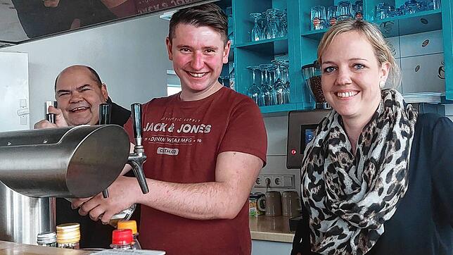 Silvia Minde und Manuel Kress (Mitte) sind die neuen Pächter der Terrasse in Dingelsdorf. Mäx Kessler (links) musste wegen ...