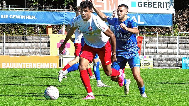 Hier versucht der Rielasinger Gianluca Serpa (rechts) den Pfullendorfer Djamel Yachir (links) vom Ball zu trennen.