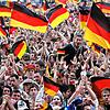 Bei einem öffentlichen Public Viewing jubeln hunderte Fans. Auch in diesem Jahr können Fußballbegeisterte an verschiedenen Orten in der ...