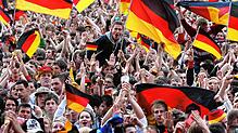 Bei einem öffentlichen Public Viewing jubeln hunderte Fans. Auch in diesem Jahr können Fußballbegeisterte an verschiedenen Orten in der ...
