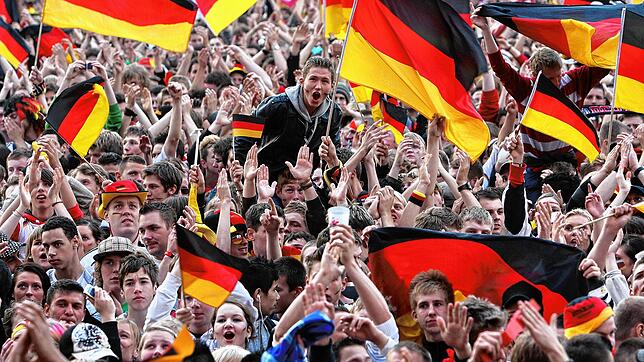 Bei einem öffentlichen Public Viewing jubeln hunderte Fans. Auch in diesem Jahr können Fußballbegeisterte an verschiedenen Orten in der ...