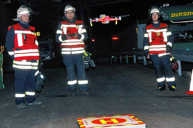 Bild 14: Feuerwehr, THW und DRK üben gemeinsam den Ernstfall. Hier gibt es die Bilder!