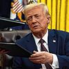 US-Präsident Donald Trump unterzeichnet erste Anordnungen im Oval Office des Weißen Hauses.