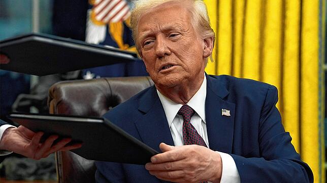 US-Präsident Donald Trump unterzeichnet erste Anordnungen im Oval Office des Weißen Hauses.