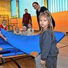 Hand in Hand geht es beim Aufbau der Turngeräte, bevor in der Leimbacher Turnhalle das Kinderturnen beginnt, denn Eltern und Kinder ...