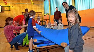 Hand in Hand geht es beim Aufbau der Turngeräte, bevor in der Leimbacher Turnhalle das Kinderturnen beginnt, denn Eltern und Kinder ...