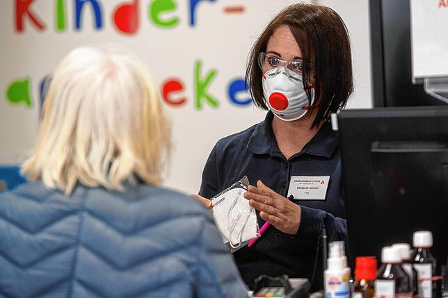 Auch Apotheken bieten Schutzmasken an, allerdings sind viele dort bereits ausverkauft. Nachfragen lohnt sich aber auf jeden Fall.