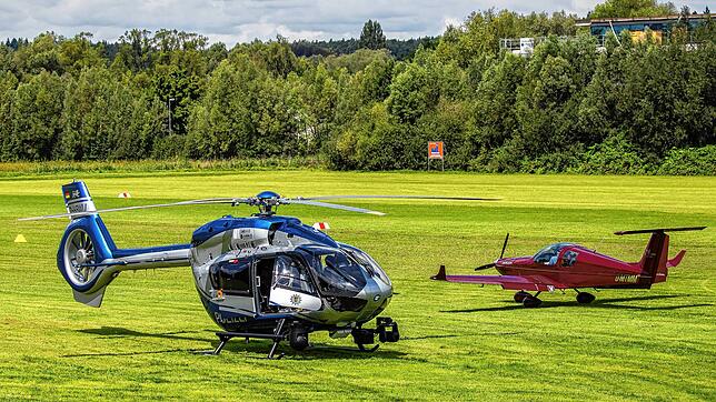 Polizei- und Rettungshubschrauber landen regelmäßig in Konstanz, hier ein Hubschrauber der Landespolizei. Dahinter steht eine Skylark ...