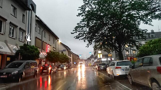Bad Säckingen am 21. Juni, vormittags um 9.15 Uhr. Der Himmel verdunkelt sich, ein Gewitter geht nieder.