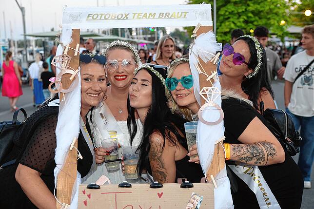 Bild 26: Seenachtfest 2024: Party auf dem Festgelände. Hier sorgen DJs und Bands für Stimmung bei den Gästen