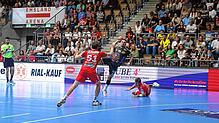 Der Konstanzer Christos Erifopoulos (Bildmitte, am Ball) erzielte bei der 26:38-Niederlage der HSG einen Treffer. Links im Bild Luka ...