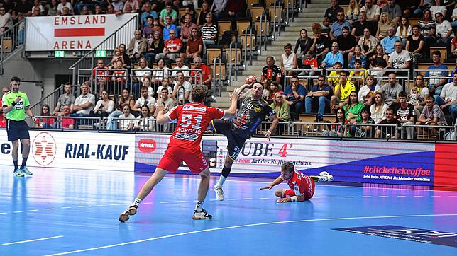 Der Konstanzer Christos Erifopoulos (Bildmitte, am Ball) erzielte bei der 26:38-Niederlage der HSG einen Treffer. Links im Bild Luka ...