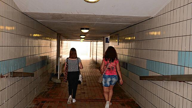 Die Bahnhofsunterführung Donaueschingen weist im von der Bahn verantworteten Bereich noch altmodische Kacheln und eine schummrige ...