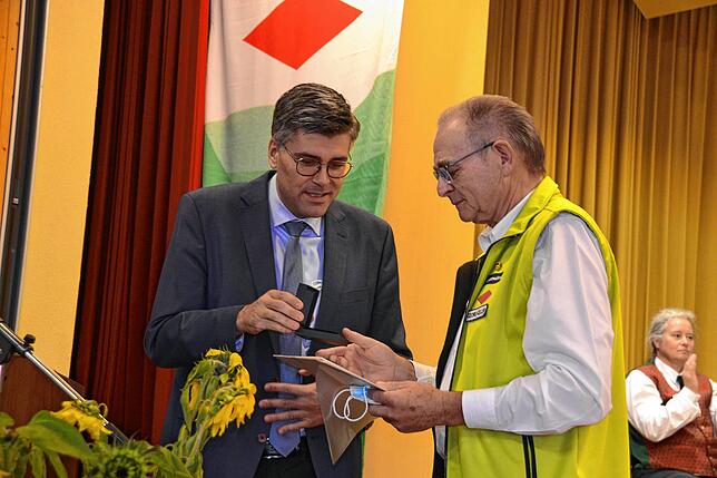 Georg Keller (rechts) nahm aus der Hand von Landrat Martin Kistler die Staufermedaille des Landes entgegen.