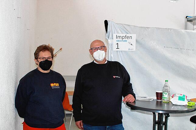 Claudia Fürstenau vom Arbeiter-Samariter-Bund (links) und Wolfgang Neumann von den Maltesern sind als Fahrer des Mobilen Impfteams im ...