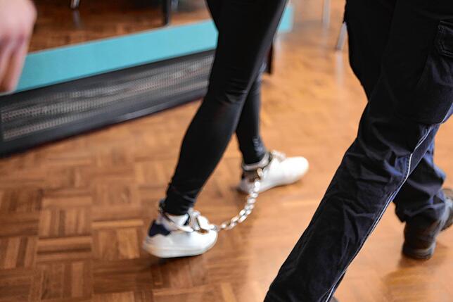 Lorena J. wird in Fußfesseln in den Konstanzer Gerichtssaal geführt. Sie muss sich unter anderem wegen Beihilfe zur Zwangsprostitution, ...