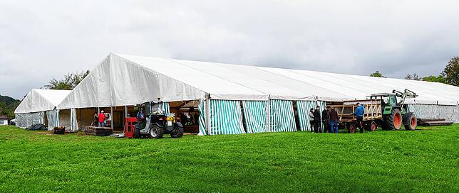Das große Festzelt steht schon. Von Freitag, 23. September, bis Sonntag, 25. September, soll auf dem Festzeltplatz in Ehingen endlich ...