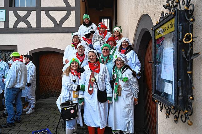 Die Aktiven des Narrenvereins Räbenheim nach dem Mehlsuppenessen im „Adler“ Oberlauchringen. Vordere Reihe Zweite von links ...