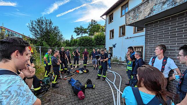 Nachbesprechung mit den Einsatzkräften: Sie erhalten von den Übungsleitern Tipps, wie sie manche Dinge verbessern können, zum Beispiel ...
