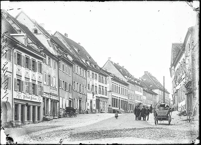 Die Stockacher Hauptstraße in den ersten Jahren nach 1900. Links befindet sich die alte Adlerpost, die erst nach dem Totalbrand 1904 neu ...